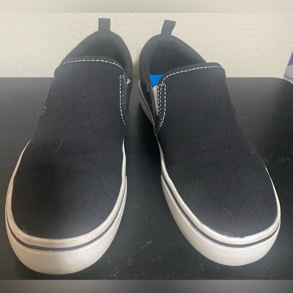 💰2/$10 Used kids black slip on shoes- wonder nation size 2 - Picture 4 of 10
